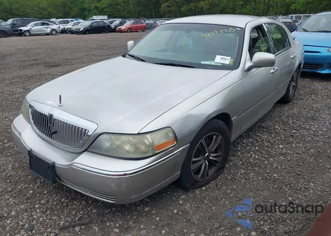 2003 Lincoln Town Car Executive z USA, uszkodzony, nr VIN 1LNHM81W23Y630869
